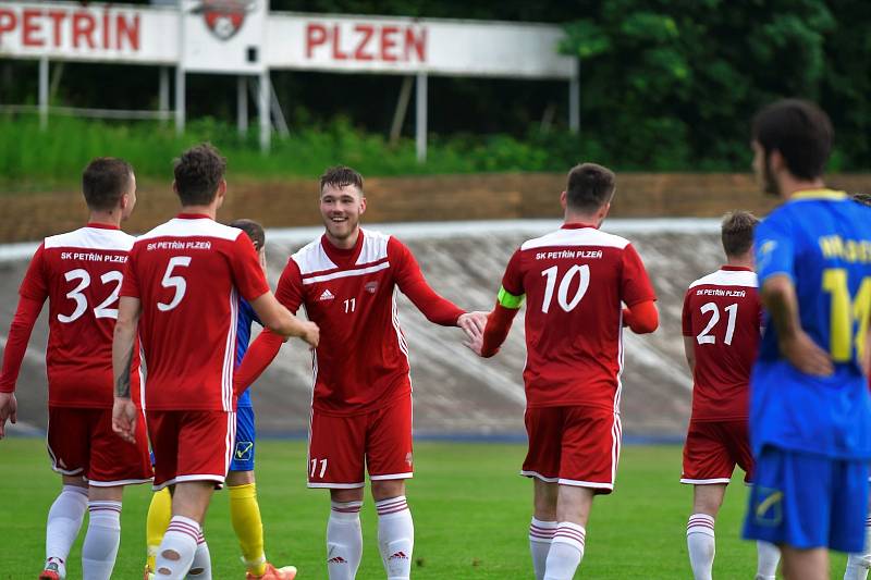 Fotbalisté SK Petřín Plzeň B (červení) vstoupí do nové sezony krajského přeboru jako nováček, ale zároveň budou patřit k největším favoritům.
