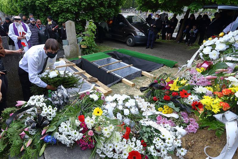 Rodina a blízcí se v pátek rozloučili s oběťmi tragické dopravní nehody osobního auta a vlaku u Kamenného Újezdu na Plzeňsku. Poslední rozloučení proběhlo na hřbitově v Nýřanech.