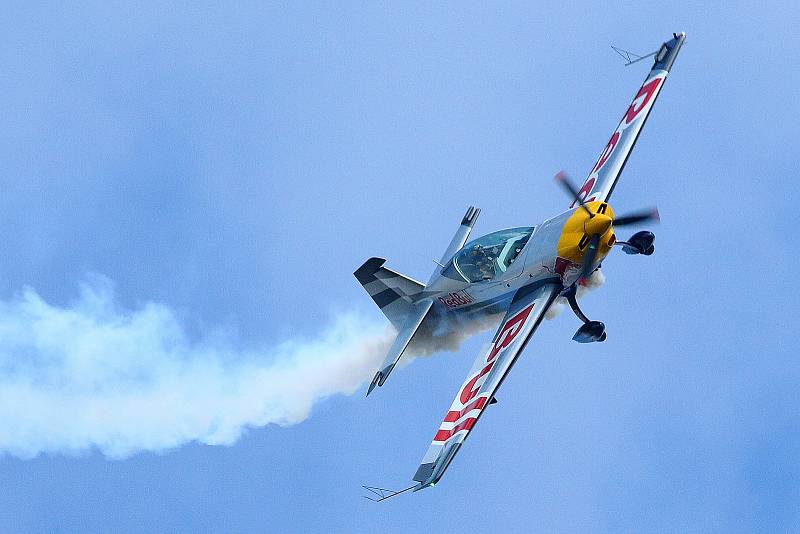 Martin Šonka - mistr světa Red Bull Air Race 2018 - akrobatické vystoupení - Den ve vzduchu Plasy 2022