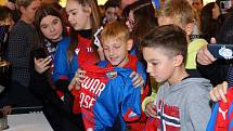 Fotbalisté plzeňské Viktorie Jan Kopic, Jan Sýkora a Jan Kliment se v pátek podepisovali svým příznivcům ve vánočně vyzdobeném obchodním centru Olympia.