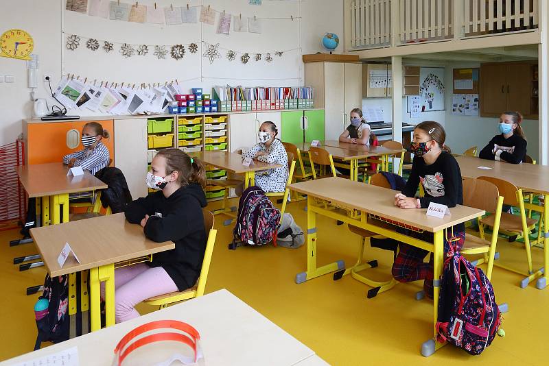 Po nucených koronavirových prázdninách se dnes školáci vrátili do tříd prvního stupně ZŠ. Za zvýšených hygienických podmínek přicházeli žáci prvního až pátého ročníku i do Tyršovy základní školy v Plzni Černicích.