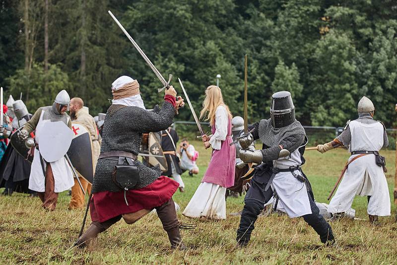 Templářský víkend – třídenní festival na loukách kolem sv. Jiří v plzeňské Doubravce nabídl divákům rekonstrukci bitvy o Akkon a mnoho ukázek šermu, výstroje, výzbroje a života rytířů na bojových taženích i z jiných období než z přelomu 13. a 14. století