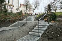 Výstavba nového schodiště mezi Slovanskou třídou a kostelem U Ježíška v Plzni