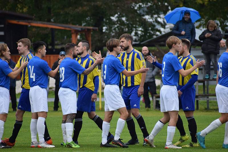 11. kolo krajské I. A třídy: TJ Sokol Kralovice - FK Bohemia Kaznějov (na snímku fotbalisté v modrých dresech) 4:3 (0:2).