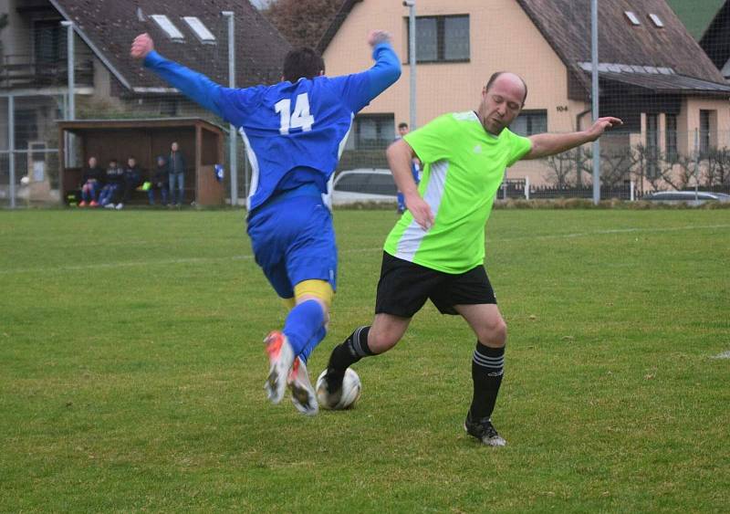 I. B třída, skupina B (15. kolo): SK Bolešiny (na snímku fotbalisté v modrých dresech) - TJ Sokol Štěnovice (zelení) 4:0.