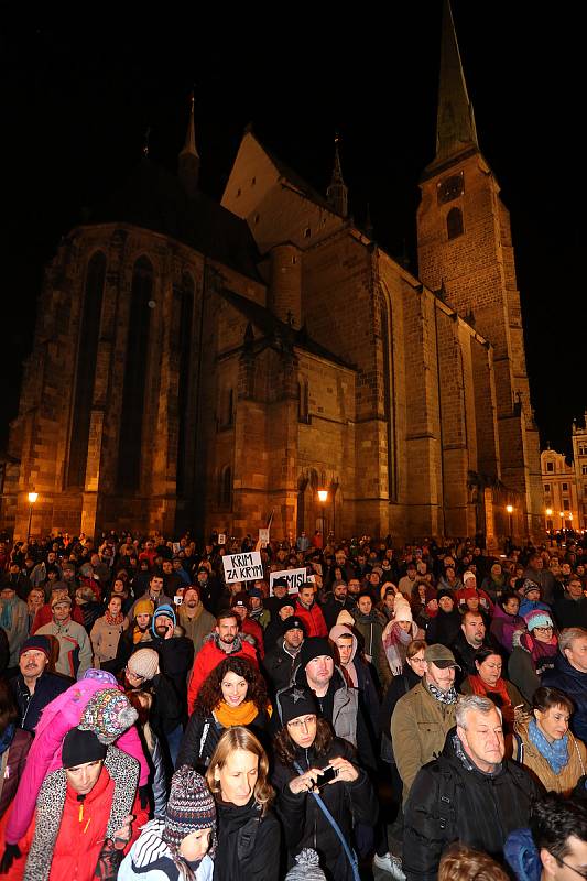 Shromáždění k výročí Sametové revoluce na náměstí Republiky v Plzni.