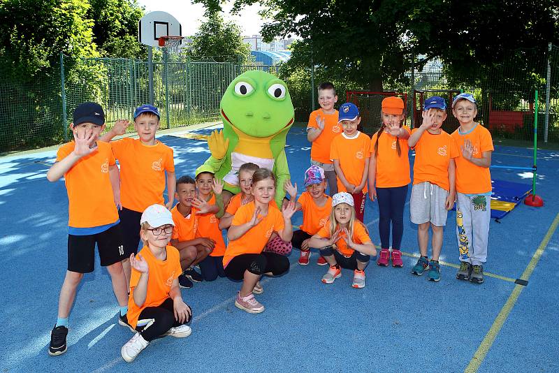 A setkají se s maskotem Sportovních her žabákem.