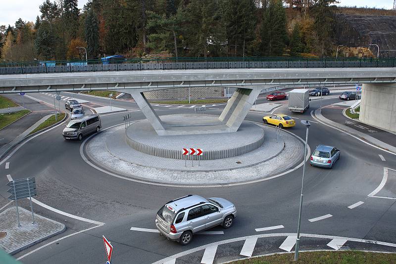 První dvě zastávky MHD se zelenou střechou v Plzni mezi kruhovými objezdy ve stanicích Nádraží Bílá Hora. Byly vybudovány v rámci výstavby první části východního okruhu. Průběh stavby i původní podobu místa přinášíme na dalších fotografiích.