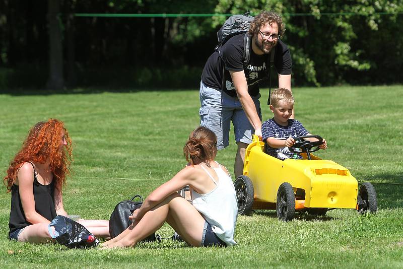 Žonglobalizace - na festivalu nového cirkusu si mohli děti i jejich rodiče vyzkoušet nejrůznější cirkusové a artistické prvky nebo si jen užít slunečné odpoledne v největším plzeňském parku.