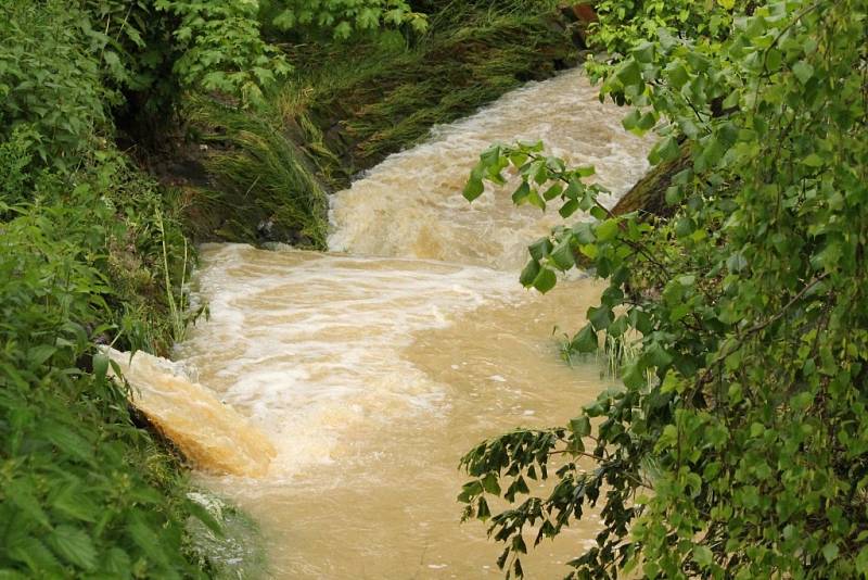 V Dolní Lukavici kromě řeky napáchal velkou škodu i vylitý rybník.