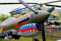 Maketa americké stíhačky P-40 Warhawk si zahrála ve filmu. Chvíle slávy si vydobyla při výrobě válečného snímku Red Tails, který v roce 2012 zčásti také u nás natáčel režisér Anthony Hemingway.