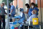 Hygienici provedli odběry na koronavirus u obyvatel obce Tatiná na severním Plzeňsku. Nákaza se v místě rozšířila v minulém týdnu.