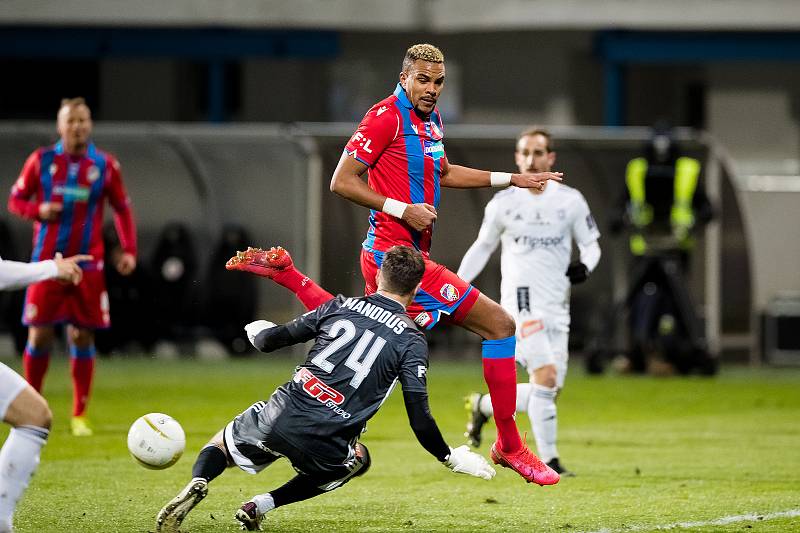 Francouzský útočník Plzně Jean-David Beauguel a olomoucký brankář Aleš Mandous.