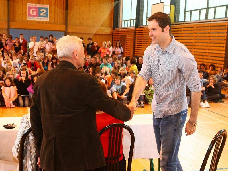 Brankář Petr Čech na Sportovním gymnáziu v Plzni