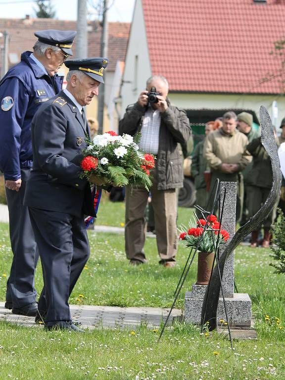 Pietní akt u památníku v Čeminech