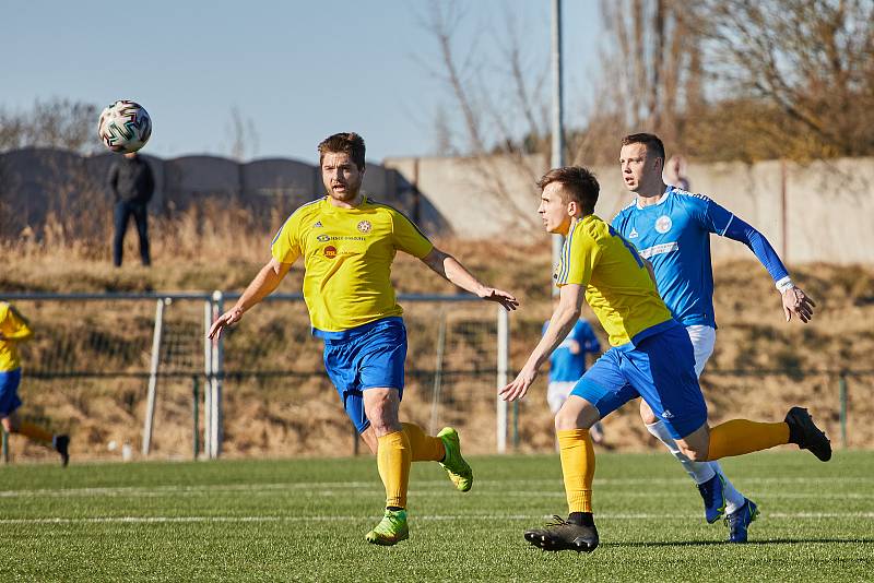 Fotbalisté plzeňské Doubravky (na archivním snímku hráči ve žlutých dresech) zdolali v pátek domácí Rokycany těsně 1:0 a slaví čtvrté vítězství za sebou.