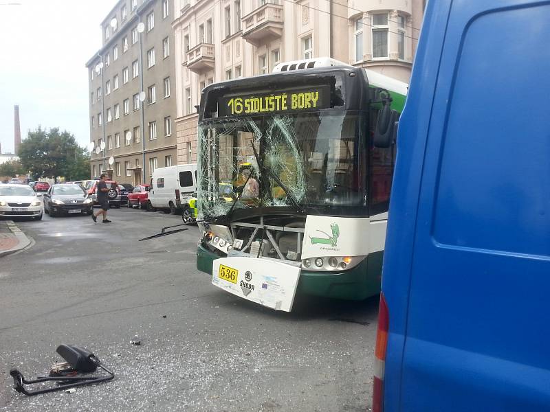 Nehoda trolejbusu a dodávky v Koperníkově ulici