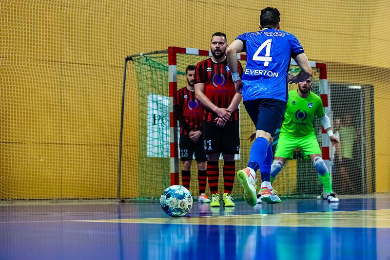 Interobal Plzeň - Chrudim (v modrém), 2. finále play-off 1. Futsal ligy, 6. května 2022.