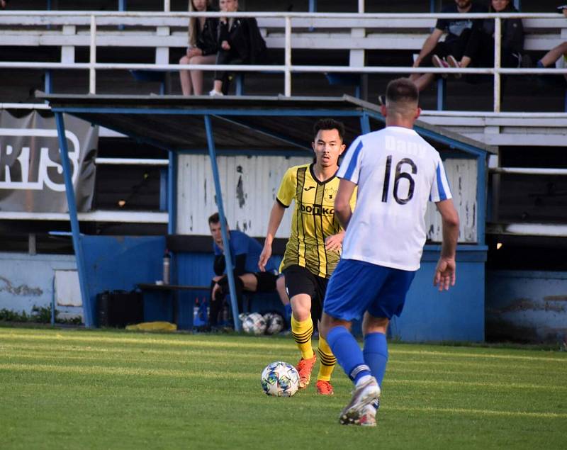 26. kolo krajského přeboru: FK Okula Nýrsko (modří) - TJ Jiskra Domažlice B (žlutí) 0:4 (0:2).