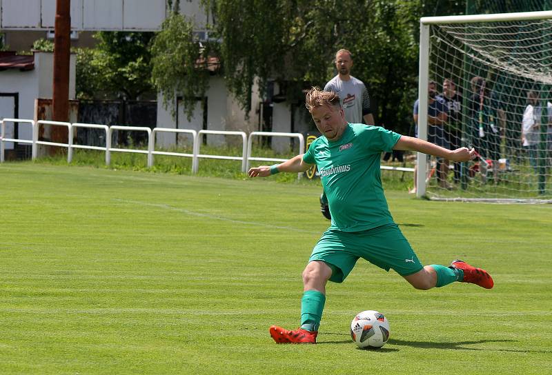 Z archivu: Fotbalisté plzeňského Smíchova (černobílí) se v nováčkovské sezoně I. A třídy zatím hledají. Ve třech zápasech totiž získali jediný bod.