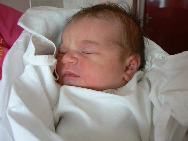 Andree a Pavlu Kauckým z Plzně se 27. února dvě minuty před půlnocí narodila ve FN holčička Karolínka (3,43 kg, 50 cm). Doma se na ni těšili dva bráchové – Přemek (12) a Ondra (8)