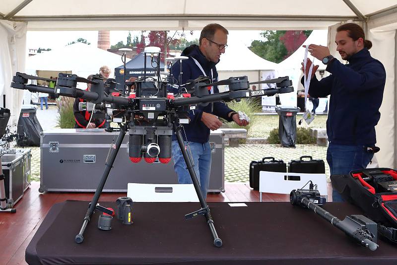 Dronfest – setkání profesionálů i nadšenců v bezpilotním létání. V areálu v plzeňské Cukrovarské ulici byly k vidění ukázky nejmodernějších technologií, trendy v bezpilotním létání, FPV závody, přednášky. Letos poprvé vše přenášeno i on-line.