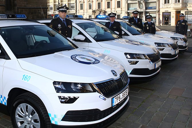 Zástupci Městské policie Plzeň si převzali do užívání nová vozidla Škoda Karoq.