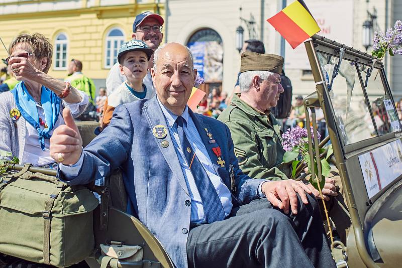 Konvoj svobody s více než 250 historickými vojenskými vozidly projel v neděli centrem města a zakončil letošní Slavnosti svobody. Přehlídky si zúčastnili i tři američtí a dva belgičtí účastníci osvobození v roce 1945, kterým mávaly tisíce lidí.