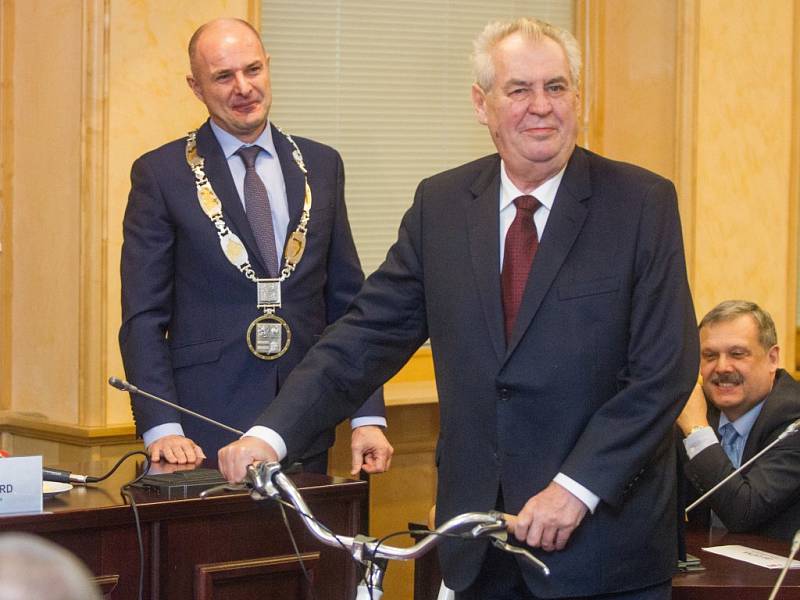 Jako dárek dostal prezident dámský bicykl rokycanské značky Favorit