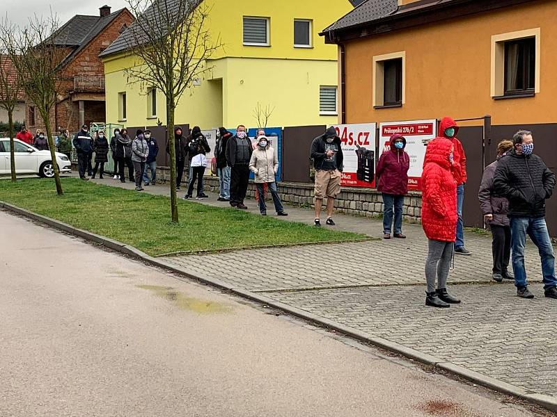 Hasiči v Křimicích rozdávali roušky.