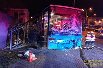 Ve Šťáhlavech se srazil autobus s autem.
