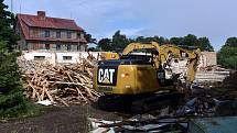 Na hoře Čerchov na Domažlicku pokračuje demolice bývalých vojenských objektů. Hotovo by mělo být do konce července. Čerchov je s nadmořskou výškou 1041 metrů nejvyšším bodem celého Českého lesa.