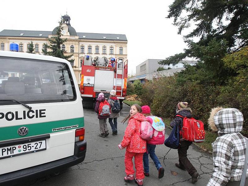 V pondělí dopoledne policisté po telefonátu na linku 158 evakuovali hotelovou školu v ulici Nade Mží. Dvě hodiny ji prohledávali a nic nenašli