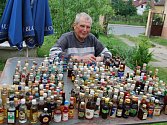Ve sbírce Ladislava Škabrady ze Zruče–Sence je snad úplně všechno. Celkem má doma 470 lahviček s alkoholem, tuzemských i zahraničních. Při pohledu na ně jásá srdce každého sběratele i obyčejného konzumenta