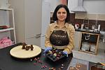 Iryna vyrábí veganské čokoládové bonbony bez cukru a lepku