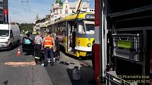 Nehoda tramvaje a osobního auta na Denisově nábřeží.