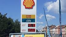 Ceny pohonných hmot na benzině Shell v Přemyslově ulici v Plzni první červnový den.