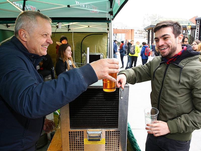 Pivo s rektorem - akce pro studenty ZČU v Plzni, na které rektor Miroslav Holeček čepuje vlastnoručně pivo studentům, se uskutečnila na horním nádvoří pivovaru Plzeňský Prazdroj. Várku piva založil rektor společně se sládky pivovaru.