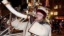Zdeněk Zajíček jako plzeňský ponocný na zvonici, která se tyčí nad plzeňskými vánočními trhy. Trvají do 23. prosince a každý den nabízejí zábavný a kulturní program. Ve středu 12. prosince se na náměstí Republiky koná zpívání koled.