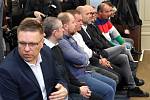 Roman Berbr a dalších 21 obžalovaných v kauze uplácení ve fotbale při zahájení soudního líčení u okresního soudu Plzeň-město.