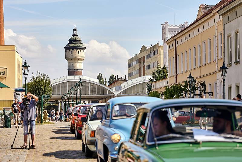 Veteránský sraz vozidel vyrobených za socialismu spojený se stokilometrovou vyjížďkou po Plzeňsku a Rokycansku startoval z nádvoří Plzeňského Prazdroje. Zúčastnit se mohly automobily a motorky prodávané v ČSSR v síti Mototechna v letech 1948 – 1989.