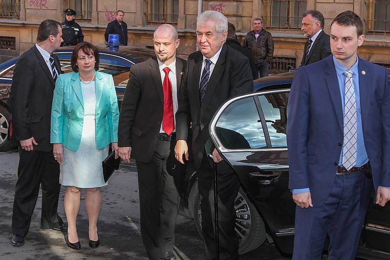 Prezidentská kolona dorazila před Krajský úřad v Plzni