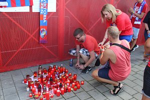 Desítky lidí vzdaly hold tragicky zemřelému fanouškovi FC Victoria Plzeň.