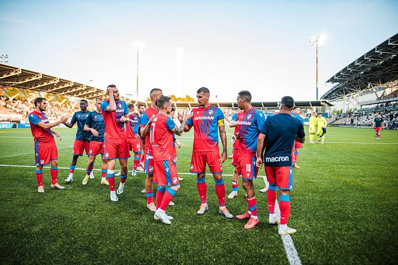 Čeští šampioni vstoupili do 2. předkola Ligy mistrů vítězství 2:1 na umělé trávě HJK Helsinky.