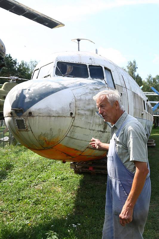 Zakladatel muzea Karel Tarantík u trupu letadla Dakota C47, což je vojenská dopravní a cargo verze legendárního letadla Douglas DC 3. Letadlo získal z Itálie a po sestavení jednotlivých částí jej hodlá zpřístupnit veřejnosti.