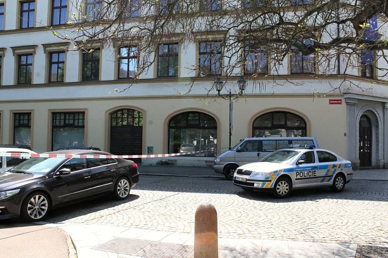 Policejní opatření v Plzni. Policie uzavřela Kopeckého sady, kde sídlí jeden z magistrátních úřadů.