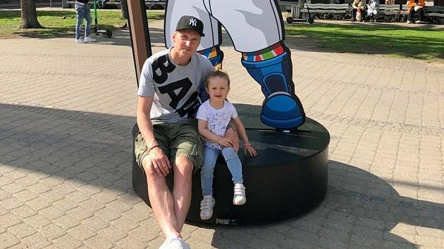 Fotbalista Petr Mareš s dcerou a maskotem mistrovství světa v hokeji.