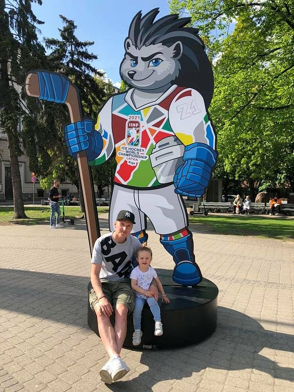 Fotbalista Petr Mareš s dcerou a maskotem mistrovství světa v hokeji.
