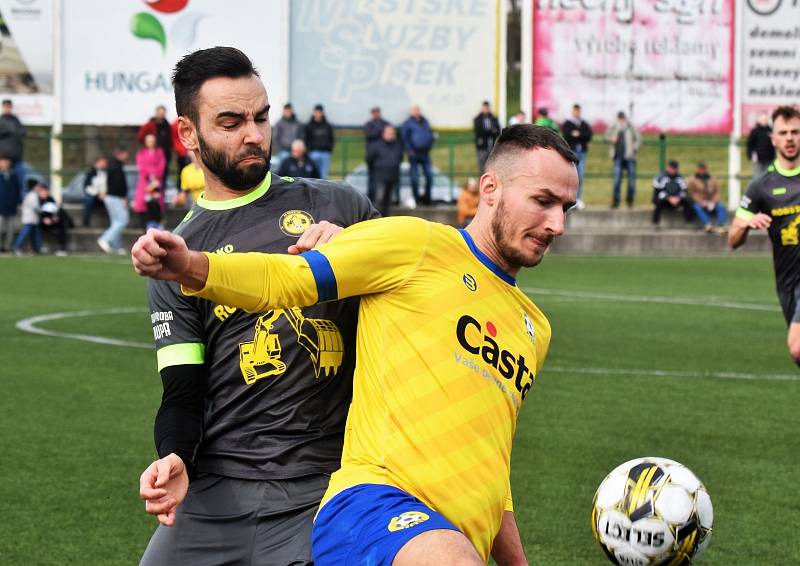 FORTUNA ČFL, skupina A (18. kolo): FC Písek - FK ROBSTAV Přeštice (na snímku fotbalisté v tmavých dresech) 1:1.