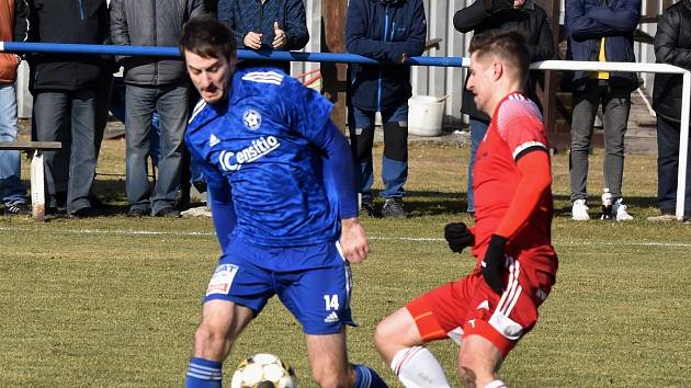 FORTUNA divize A (16. kolo): SK Otava Katovice - SK Petřín Plzeň (na snímku fotbalisté v červených dresech) 1:1.